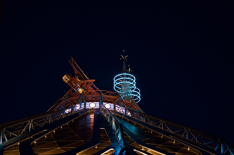 Aventura a la velocidad de la luz en Star Wars Hyperspace Mountain.
