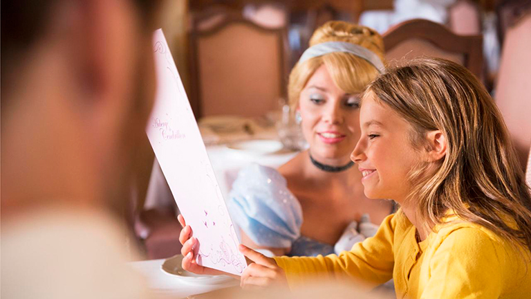 Conoce a Cenicienta en Auberge de cendrillon.