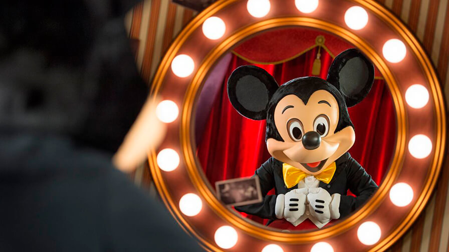 Conoce y hazte fotos con Mickey Mouse en Disneyland Paris.