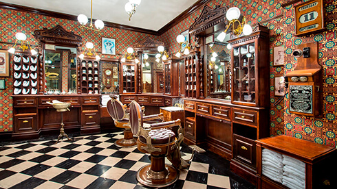 Capper Dan's Hair Cuts: ¡Descubre esta maravillosa tienda en Main Street U.S.A.!