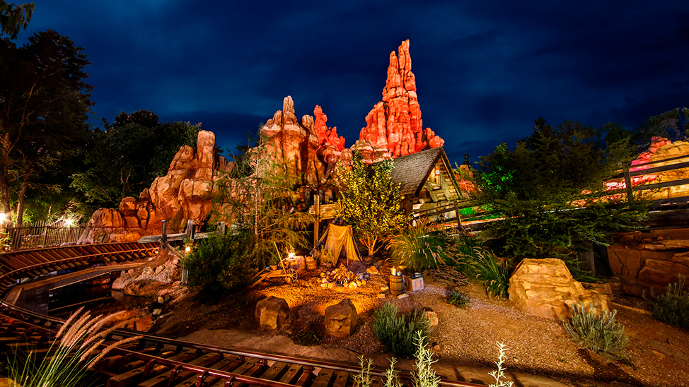 Experimenta la adrenalina de la atracción Big Thunder Mountain Railroad, en Disneyland Park.