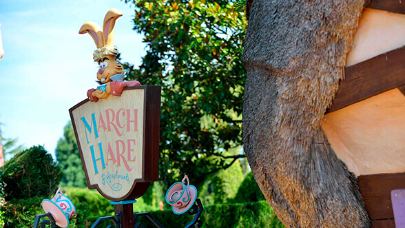 March Hare Refreshments: ¡Descubre este Restaurante en Disneyland Paris!