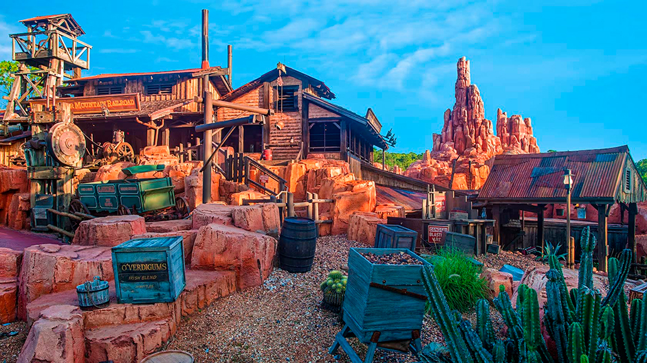 Explora la tierra temática Frontierland, y encontrarás la magnífica Big Thunder Mountain Railroad.