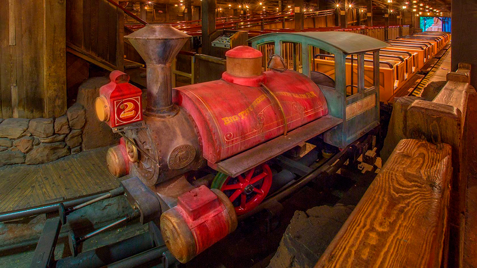 Experimenta la adrenalina de la atracción Big Thunder Mountain Railroad, en Walt Disney World Resort.